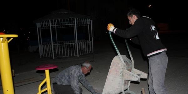Belediye ekipleri gece de çalışıyor
