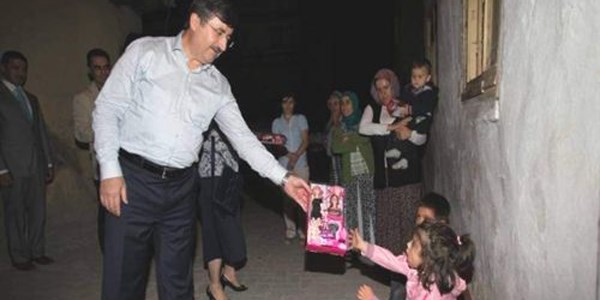 Amasya Valisi Ramazanda oyuncak da��tt�
