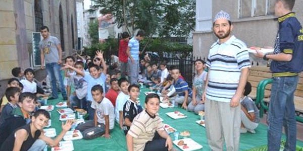 Kuran kursu rencileri birlikte iftar yapt