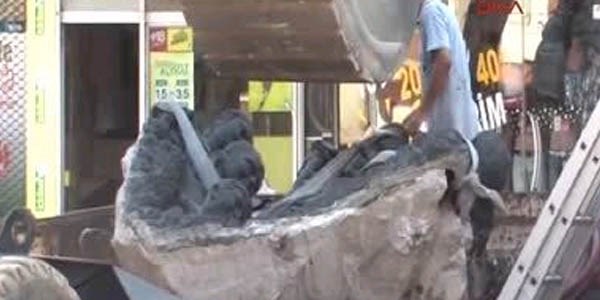 Evren'in heykeli depoya kaldırıldı