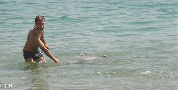 Van Gölü'ne giren genç boğularak öldü