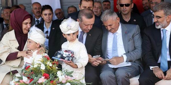 Başbakan, Bakan Yıldırım'dan borç aldı/ Video