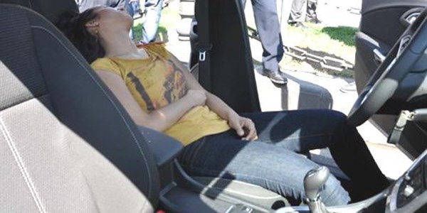 Otomobilde sıcaktan bayıldı