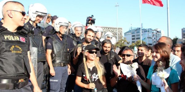 Polis, Gezi Parkı'na girişi yasakladı