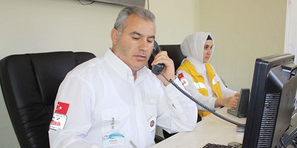112'yi arayıp doğum yapan ineğe yardım istediler