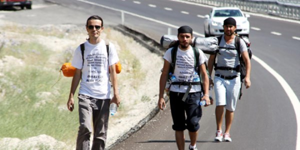 Adalet için yürüyen 4 gence polisten ilginç teklif