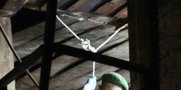 Duvara 'han�m�ma elveda' yaz�p intihar etti