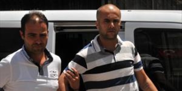 Cezaevi firarisi, pastanede dondurma yerken yakalandı