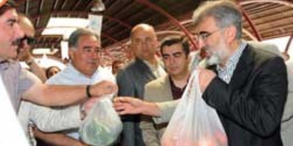 Bakan Yıldız organik pazarda alışveriş yaptı
