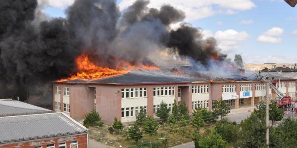 Okul çatısında yangın