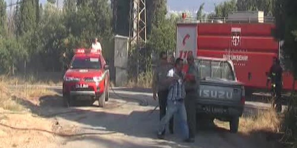 Eskihisar feribot yolu kenarındaki makilik alanda yangın çıktı, seferler bir saat durdu