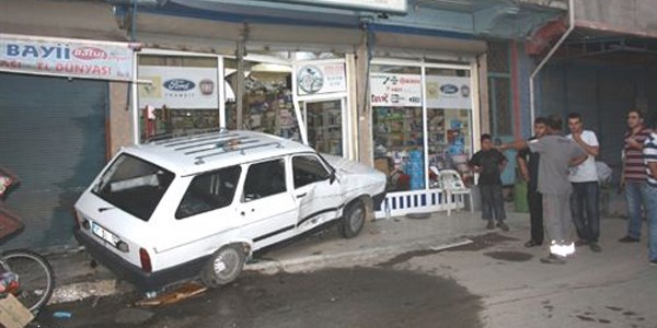 Otomobile çarpmamak için dükkana girdi
