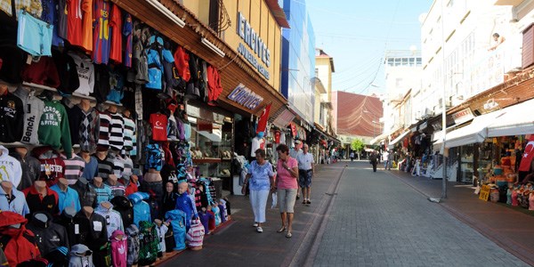Alanya'da esnaf turisti şehir merkezine afişle çekecek