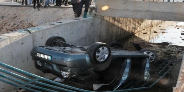 Otomobil tahliye kanal�na devrildi: 2 yaral�