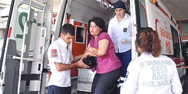 Boşanma davası açan eşini bıçakladı