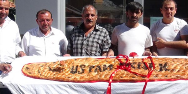 3 metrelik pide 200 liraya satıldı