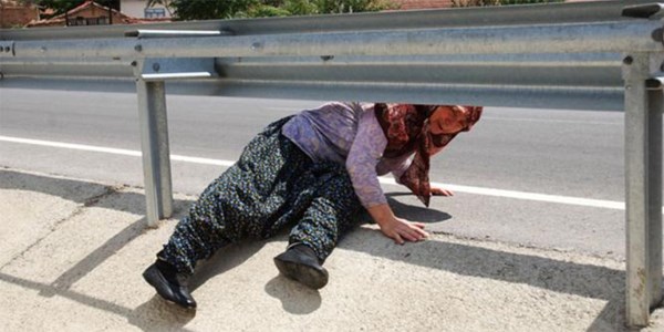 Köylülerin bölünmüş yol çilesi