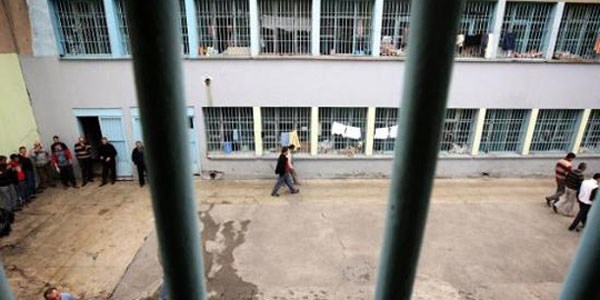 Firar için duvar delen 4 hükümlü yakalandı