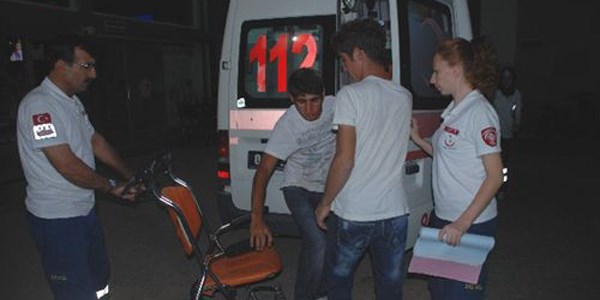 Kayısı işçilerini taşıyan minibüs, kamyona çarptı: 1 yaralı