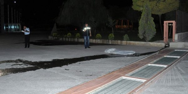 Giriş kapısı altında can verdi