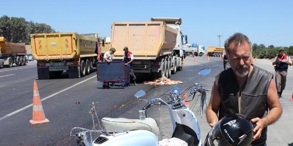 Motosikletteki kadın kamyon altında can verdi