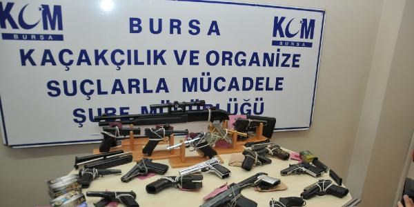 11 tabanca ile yakaland�, 'merakl�s�y�m' dedi