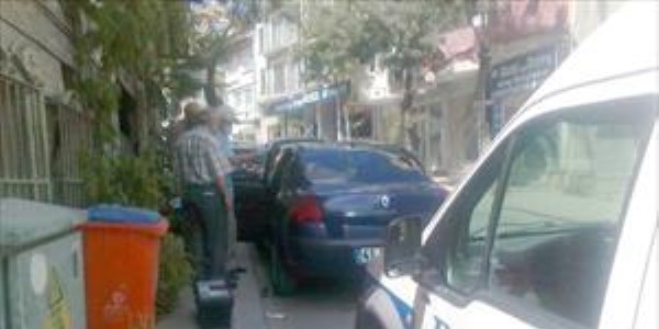 Otomobilin camını kırıp içinde 47 bin lira olan çantayı çaldılar