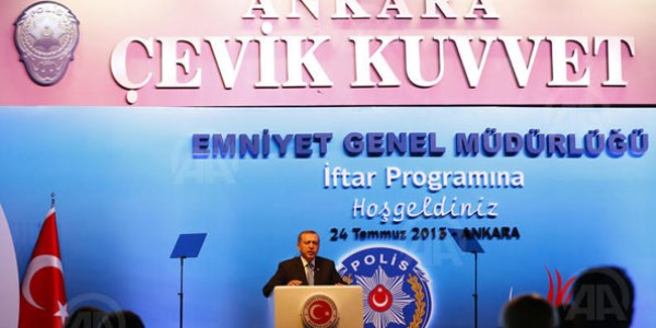 Erdoğan, çevik kuvvetle iftar yaptı/ Video