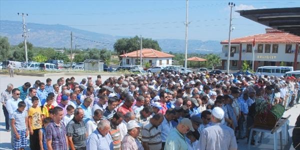 Camisiz beldeye meydanda cenaze namazı