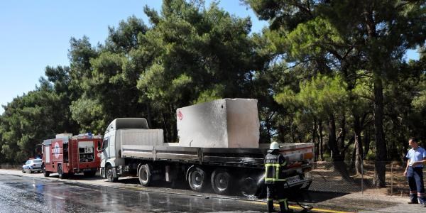 Mermer yüklü TIR'daki yangını itfaiye söndürdü