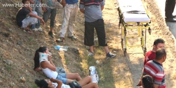 Kad�k�y'de cip servis minib�s�ne �arpt�: 6 yaral�