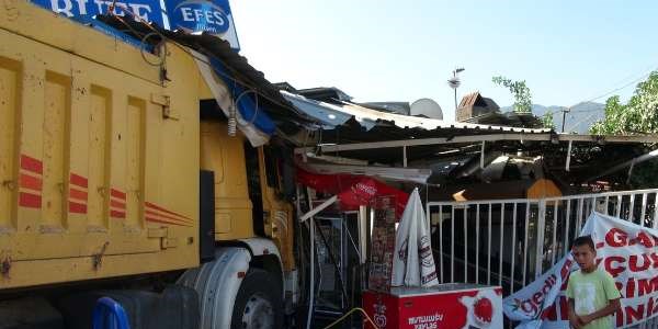 El freni çekilmeyen kamyon market ve restorana daldı