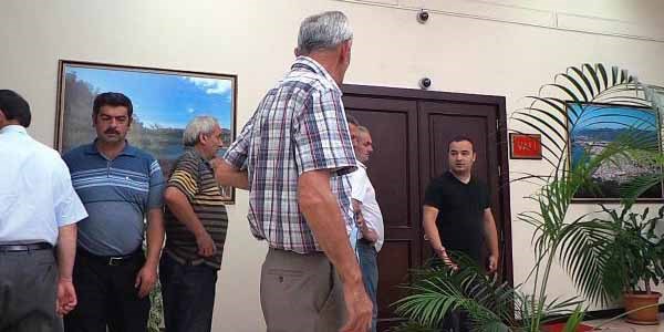 Susuz kalan köylüler valiliği bastı