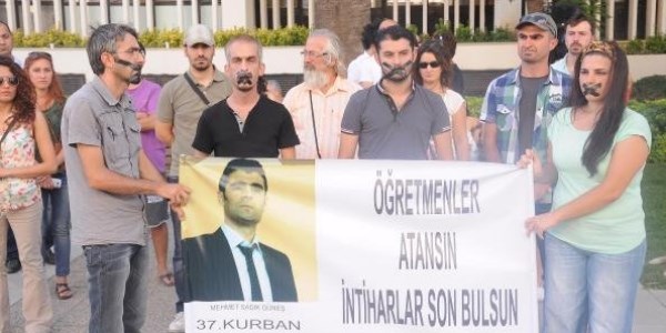 Atanamayan öğretmenlerden 'duran öğretmen' eylemi