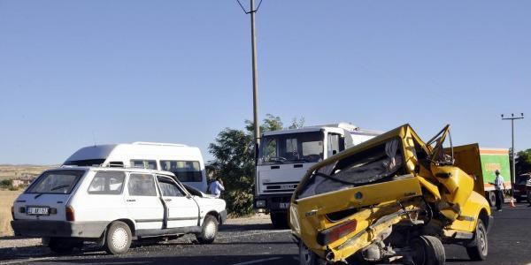 Yol kenarındaki otomobile çarptı: 1 ölü, 6 yaralı