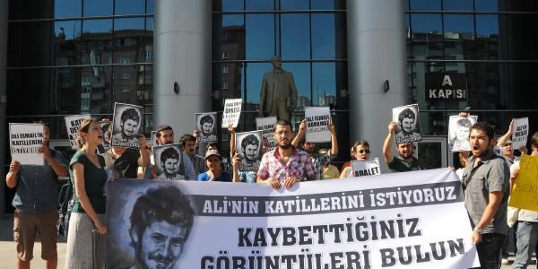 Ali �smail i�in adliye �n�nde 2 saat oturma eylemi yapt�lar