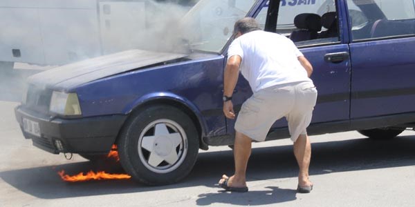 Yanan otomobilini üfleyerek söndürmeye çalıştı