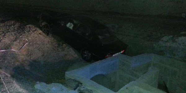 Otomobil kanalizasyon çukuruna düştü