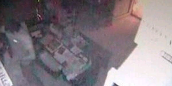 Marketi ellerini kollar�n� sallayarak soydular