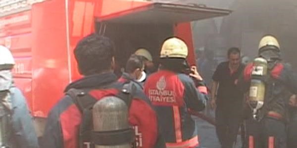 Mobilya at�lyesinde korkutan yang�n, 2 �l�