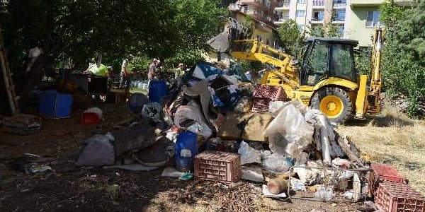 Çöp eve süpürge yetmedi kepçeyle temizlediler