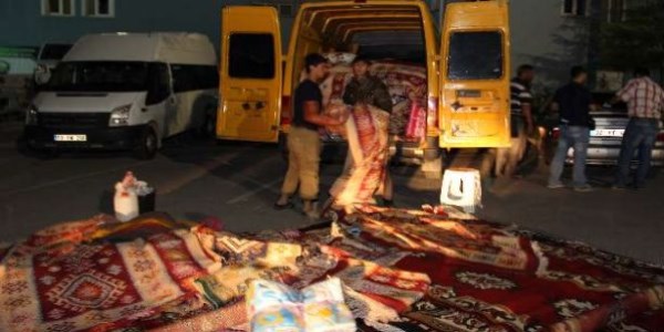Halıların arasında 60 kilo esrar