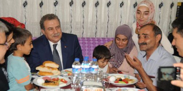 Bakan Güler, boyacının evinde sahurda/ Video