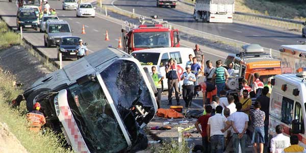 Otobüs şarampole yuvarlandı: 3 ölü, 16 yaralı