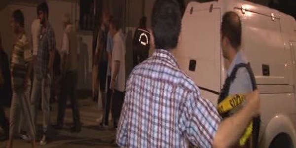İstanbul Büyükşehir Bediyesi'ne ait ek hizmet binasının önünde ses bombası patladı