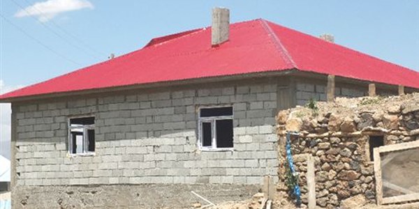 Hortumun vurduğu köyde yaralar sarılıyor