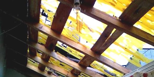 Erzurum'da dolu çatıyı delip eve doldu
