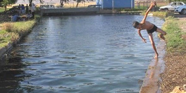 Arabanl�lar Karap�nar su g�z�nde serinliyor