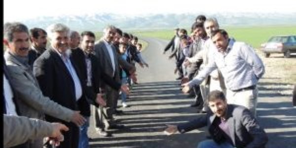 K�yl�lerden yol kapatma eylemi