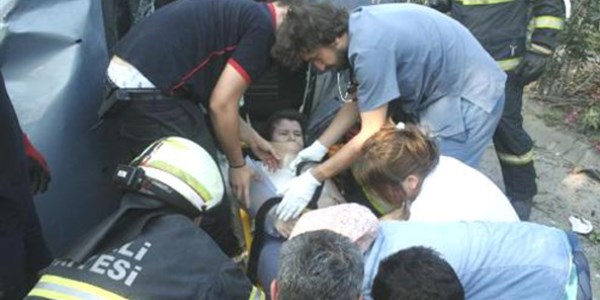 �n�ne k�pek ��kan otomobil kar�� �eride ge�ti: 5 yaral�